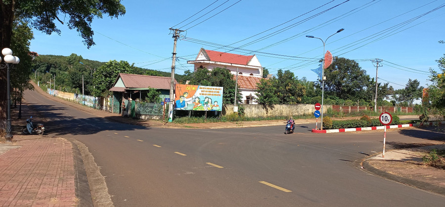 Đoạn giao nhau giữa đường Nguyễn Văn Linh và đường Lý Thái Tổ (thị trấn Chư Ty, huyện Đức Cơ) là địa điểm dự kiến xây dựng thành khu phố ban đêm. Ảnh: Hà Duy Đoạn giao nhau giữa đường Nguyễn Văn Linh và đường Lý Thái Tổ (thị trấn Chư Ty, huyện Đức Cơ) là địa điểm dự kiến xây dựng thành khu phố ban đêm. Ảnh: Hà Duy