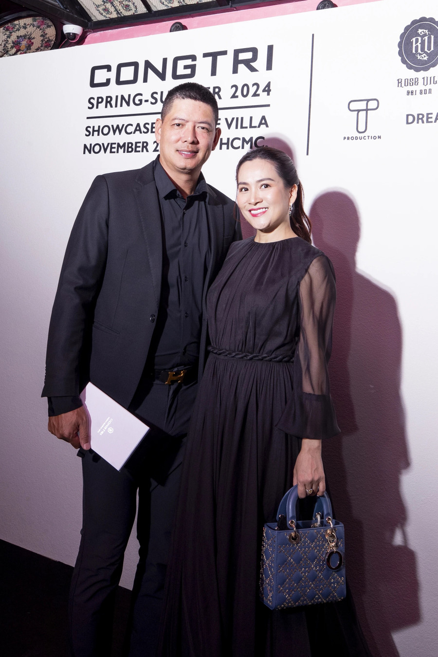 Bình Minh "hộ tống" vợ doanh nhân đến dự sự kiện. Cả hai diện trang phục đồng điệu trong lần xuất hiện này. Ảnh: BTC Bình Minh "hộ tống" vợ doanh nhân đến dự sự kiện. Cả hai diện trang phục đồng điệu trong lần xuất hiện này. Ảnh: BTC