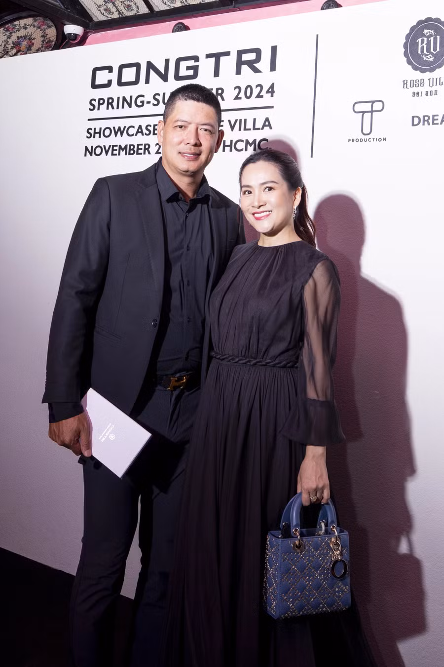 Bình Minh "hộ tống" vợ doanh nhân đến dự sự kiện. Cả hai diện trang phục đồng điệu trong lần xuất hiện này. Ảnh: BTC