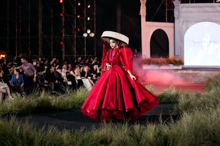 Lấy hình ảnh hoa đào để ví như những ca nương, đào nương mong manh, mềm mại, BST mang tone đỏ chủ đạo với những họa tiết hoa đào được thêu tay tỉ mỉ. Lấy hình ảnh hoa đào để ví như những ca nương, đào nương mong manh, mềm mại, BST mang tone đỏ chủ đạo với những họa tiết hoa đào được thêu tay tỉ mỉ.