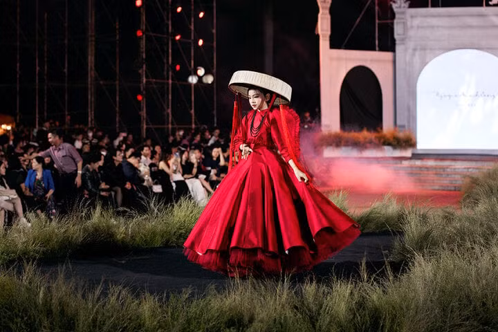 Lấy hình ảnh hoa đào để ví như những ca nương, đào nương mong manh, mềm mại, BST mang tone đỏ chủ đạo với những họa tiết hoa đào được thêu tay tỉ mỉ.