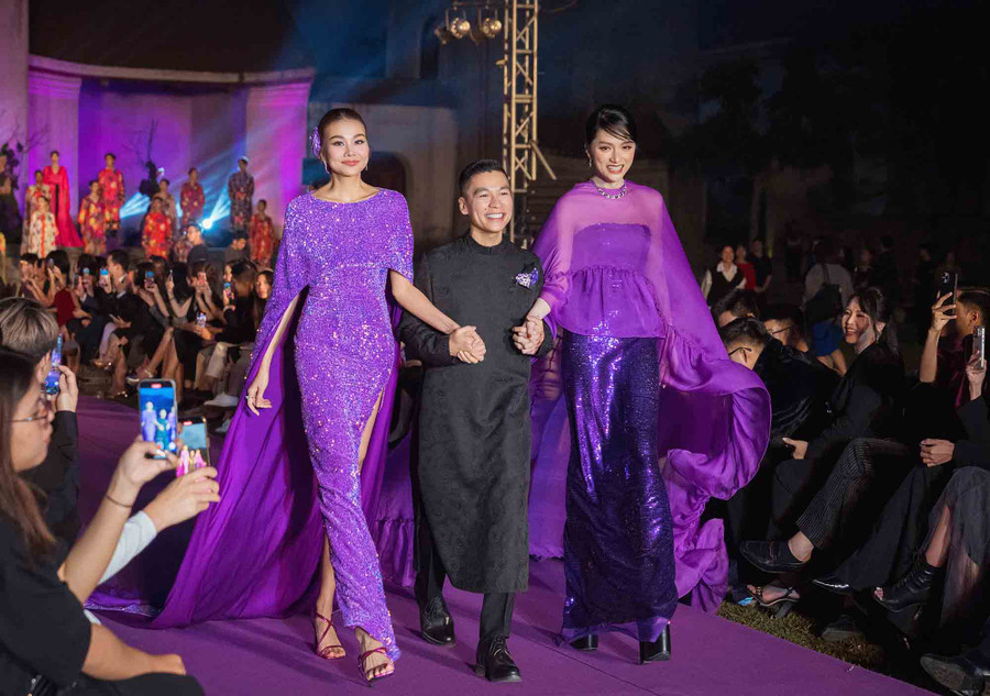 Chiều 24.11, siêu mẫu Thanh Hằng cùng Hoa hậu Hương Giang góp mặt trong show diễn thời trang của nhà thiết kế Adrian Anh Tuấn. Chương trình được tổ chức tại Legacy Yên Tử - MGallery (Quảng Ninh). Ảnh: Đoàn Nhân Đức Chiều 24.11, siêu mẫu Thanh Hằng cùng Hoa hậu Hương Giang góp mặt trong show diễn thời trang của nhà thiết kế Adrian Anh Tuấn. Chương trình được tổ chức tại Legacy Yên Tử - MGallery (Quảng Ninh). Ảnh: Đoàn Nhân Đức