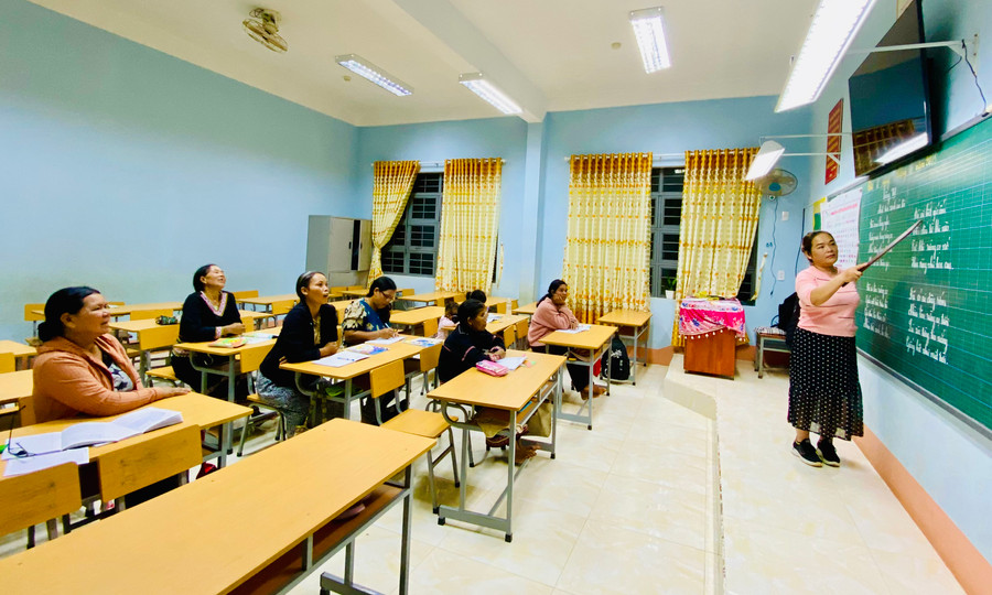 Thành phố Pleiku tổ chức lớp xóa mù chữ ban đêm thuộc Chương trình mục tiêu quốc gia phát triển kinh tế-xã hội vùng đồng bào DTTS và miền núi. Ảnh: H.D