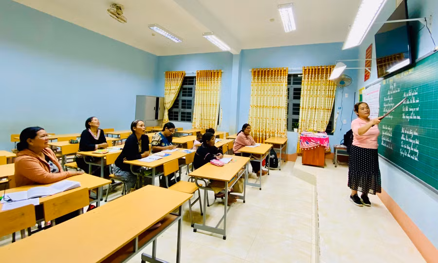 Thành phố Pleiku tổ chức lớp xóa mù chữ ban đêm thuộc Chương trình mục tiêu quốc gia phát triển kinh tế-xã hội vùng đồng bào DTTS và miền núi. Ảnh: H.D