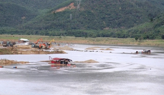 Mỏ cát Ngọc Kinh Đông (xã Đại Hồng, H.Đại Lộc, Quảng Nam) của Công ty CP Trường Lợi. Ảnh: MẠNH CƯỜNG Mỏ cát Ngọc Kinh Đông (xã Đại Hồng, H.Đại Lộc, Quảng Nam) của Công ty CP Trường Lợi. Ảnh: MẠNH CƯỜNG
