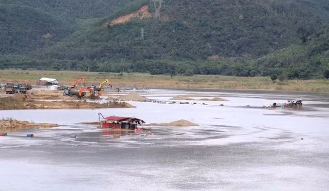 Mỏ cát Ngọc Kinh Đông (xã Đại Hồng, H.Đại Lộc, Quảng Nam) của Công ty CP Trường Lợi. Ảnh: MẠNH CƯỜNG