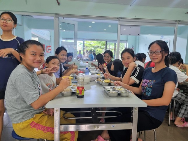 Ngôi trường là mái nhà nuôi dưỡng, dạy dỗ các em trong hành trình lớn lên. Ảnh: Thanh Trần