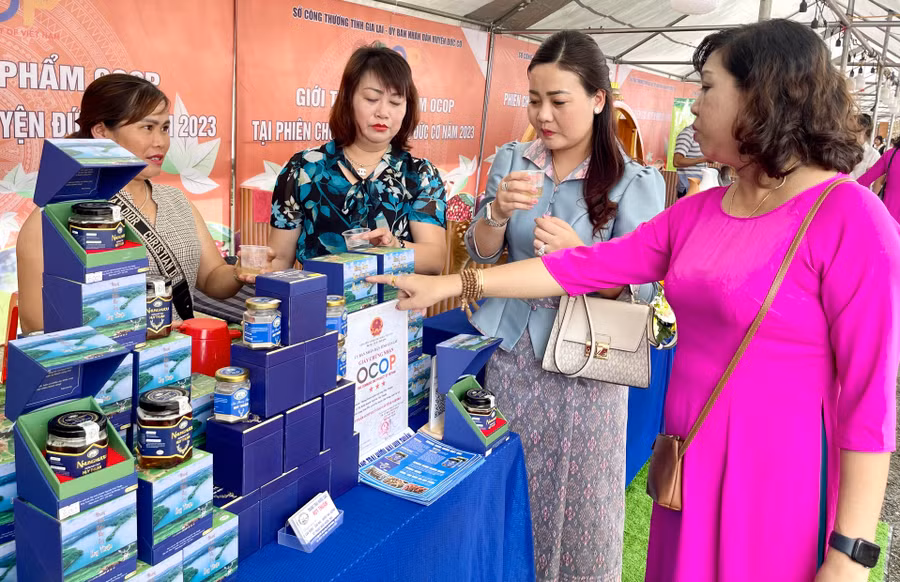 Tỉnh Gia Lai đã đẩy mạnh các hoạt động kết nối tiêu thụ sản phẩm qua Campuchia thông qua việc tổ chức các phiên chợ biên giới hàng năm. Ảnh: V.T