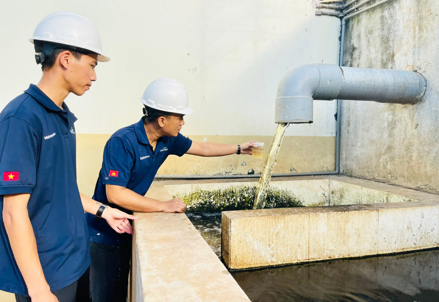 Công ty TNHH Quicornac (Khu Công nghiệp Trà Đa, TP. Pleiku) thuê đơn vị đủ chức năng lấy mẫu nước thải để quan trắc. Ảnh: H.T Công ty TNHH Quicornac (Khu Công nghiệp Trà Đa, TP. Pleiku) thuê đơn vị đủ chức năng lấy mẫu nước thải để quan trắc. Ảnh: H.T