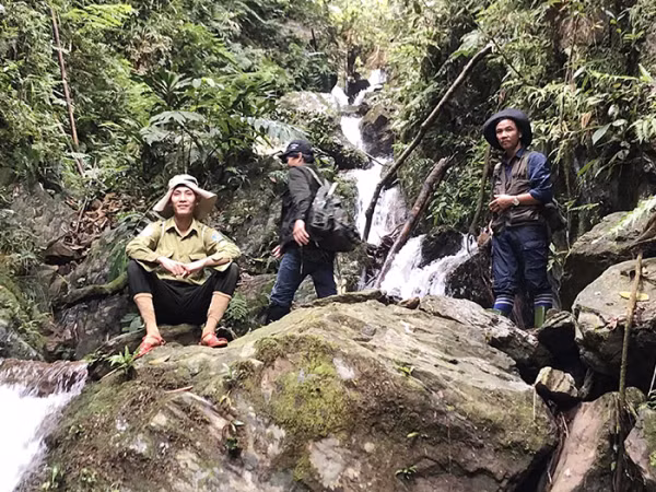 Phút nghỉ ngơi bên bờ suối giữa rừng của lực lượng kiểm lâm.