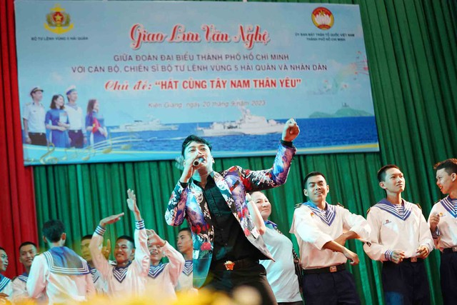 Giao lưu văn nghệ với các chiến sĩ ở Bộ Tư lệnh Vùng 5 Hải quân, đảo Phú Quốc. Ảnh: QUANG LIÊM Giao lưu văn nghệ với các chiến sĩ ở Bộ Tư lệnh Vùng 5 Hải quân, đảo Phú Quốc. Ảnh: QUANG LIÊM