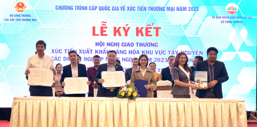 Các doanh nghiệp ký kết biên bản ghi nhớ hợp tác. Ảnh: V.T Các doanh nghiệp ký kết biên bản ghi nhớ hợp tác. Ảnh: V.T
