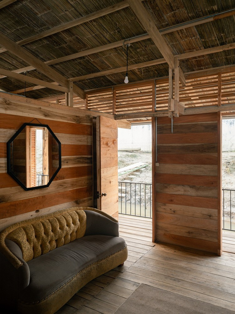 Các không gian như phòng khách, phòng ăn, nhà bếp và phòng ngủ được phân bố ở hai đầu nhà. Các không gian như phòng khách, phòng ăn, nhà bếp và phòng ngủ được phân bố ở hai đầu nhà.