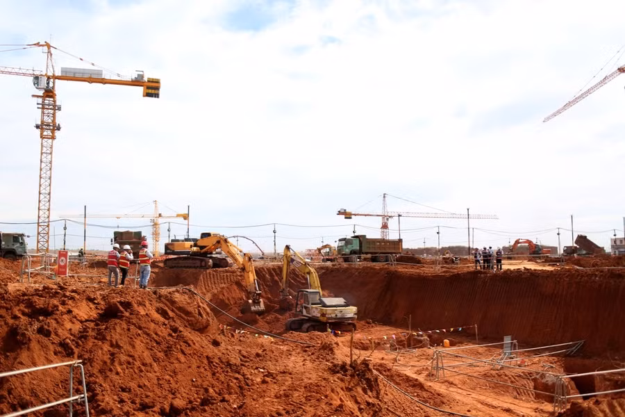 Nhà thầu thi công phần đào bóc đất hữu cơ tại Dự án Cảng hàng không Quốc tế Long Thành. Ảnh: PV/Vietnam+