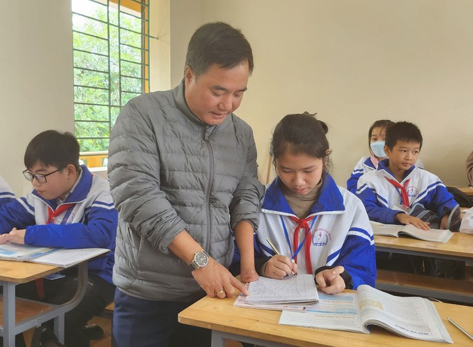 25 năm đạp xe dạy học và chuyện tình đẹp - Ảnh 1. Thầy Hương trong giờ lên lớp.