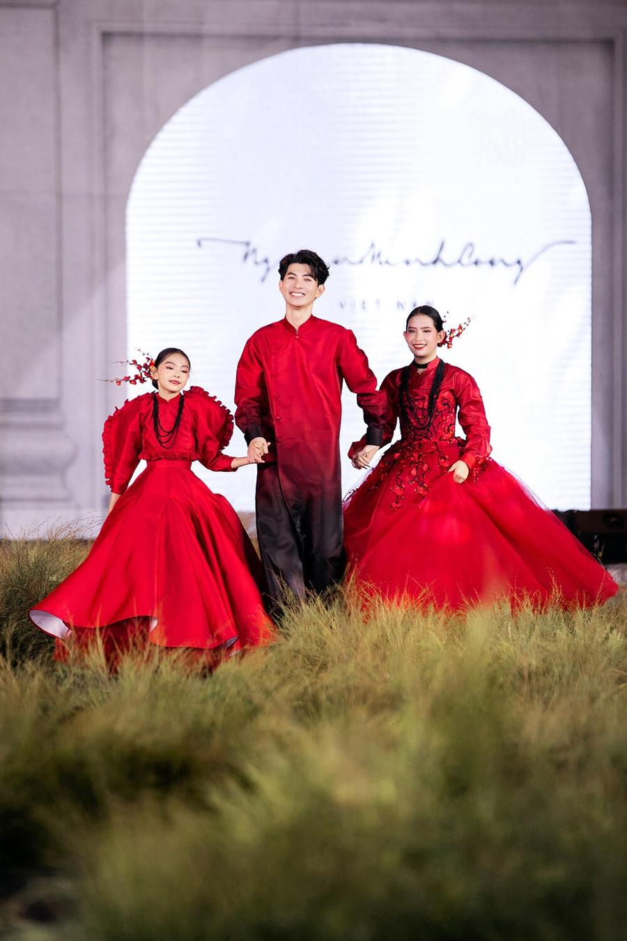 NTK Nguyễn Minh Công vừa ra mắt BST "Mộng đào nguyên" tại show thời trang Ký họa quê hương tại Quảng trường Sao Đỏ - TP Chí Linh, Hải Dương. NTK Nguyễn Minh Công vừa ra mắt BST "Mộng đào nguyên" tại show thời trang Ký họa quê hương tại Quảng trường Sao Đỏ - TP Chí Linh, Hải Dương.