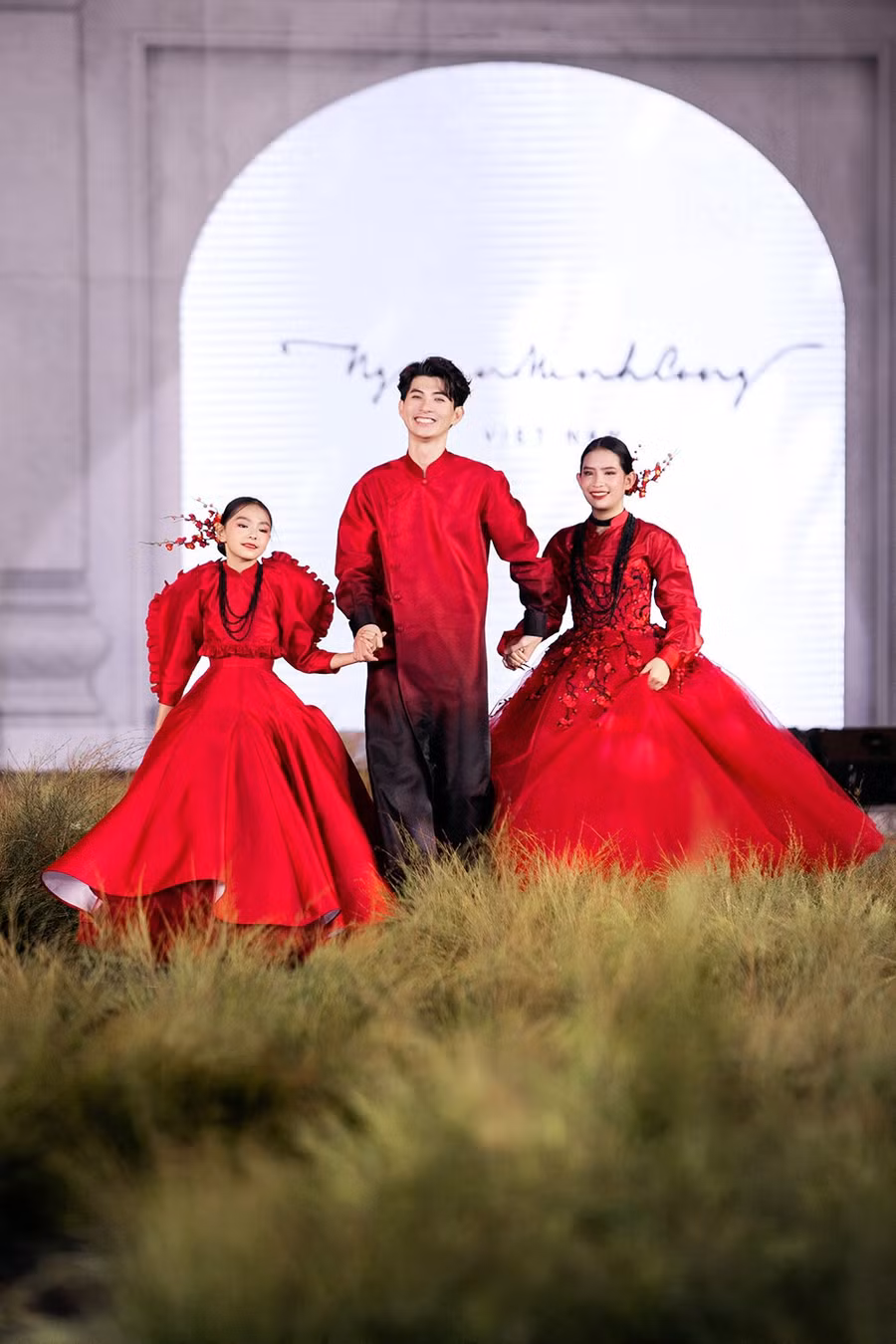 NTK Nguyễn Minh Công vừa ra mắt BST "Mộng đào nguyên" tại show thời trang Ký họa quê hương tại Quảng trường Sao Đỏ - TP Chí Linh, Hải Dương.