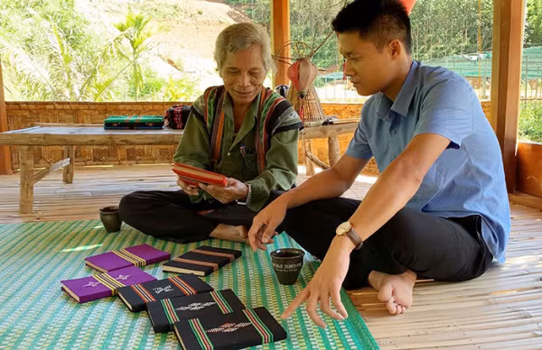 Già Bríu Pố cùng anh Nguyễn Bá Hiển đã phát triển cây sâm ba kích, giúp người dân Tây Giang xóa đói giảm nghèo.