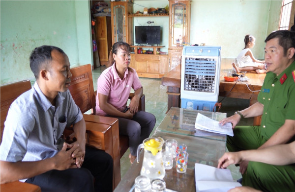 Lực lượng Công an đến thăm gia đình anh Siu Xanh. Lực lượng Công an đến thăm gia đình anh Siu Xanh.