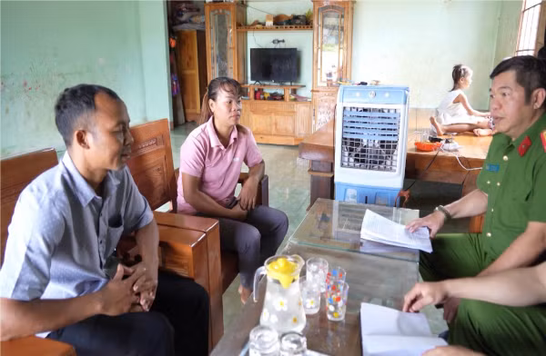 Lực lượng Công an đến thăm gia đình anh Siu Xanh.