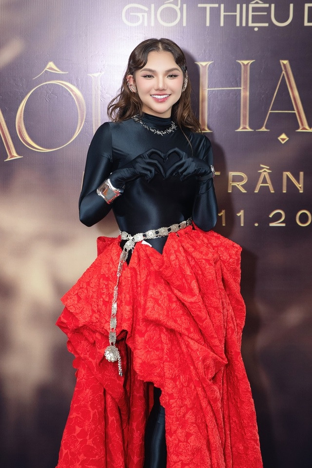 Sau những bản ballad &quot;lụi tim&quot;, Myra Trần trình làng một ca khúc sôi động. Ảnh: NVCC