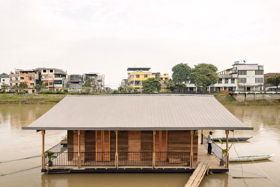 Cấu trúc của ngôi nhà bao gồm các khung mô-đun dài 2m bằng gỗ địa phương, tạo thành mái đầu hồi. Cấu trúc của ngôi nhà bao gồm các khung mô-đun dài 2m bằng gỗ địa phương, tạo thành mái đầu hồi.