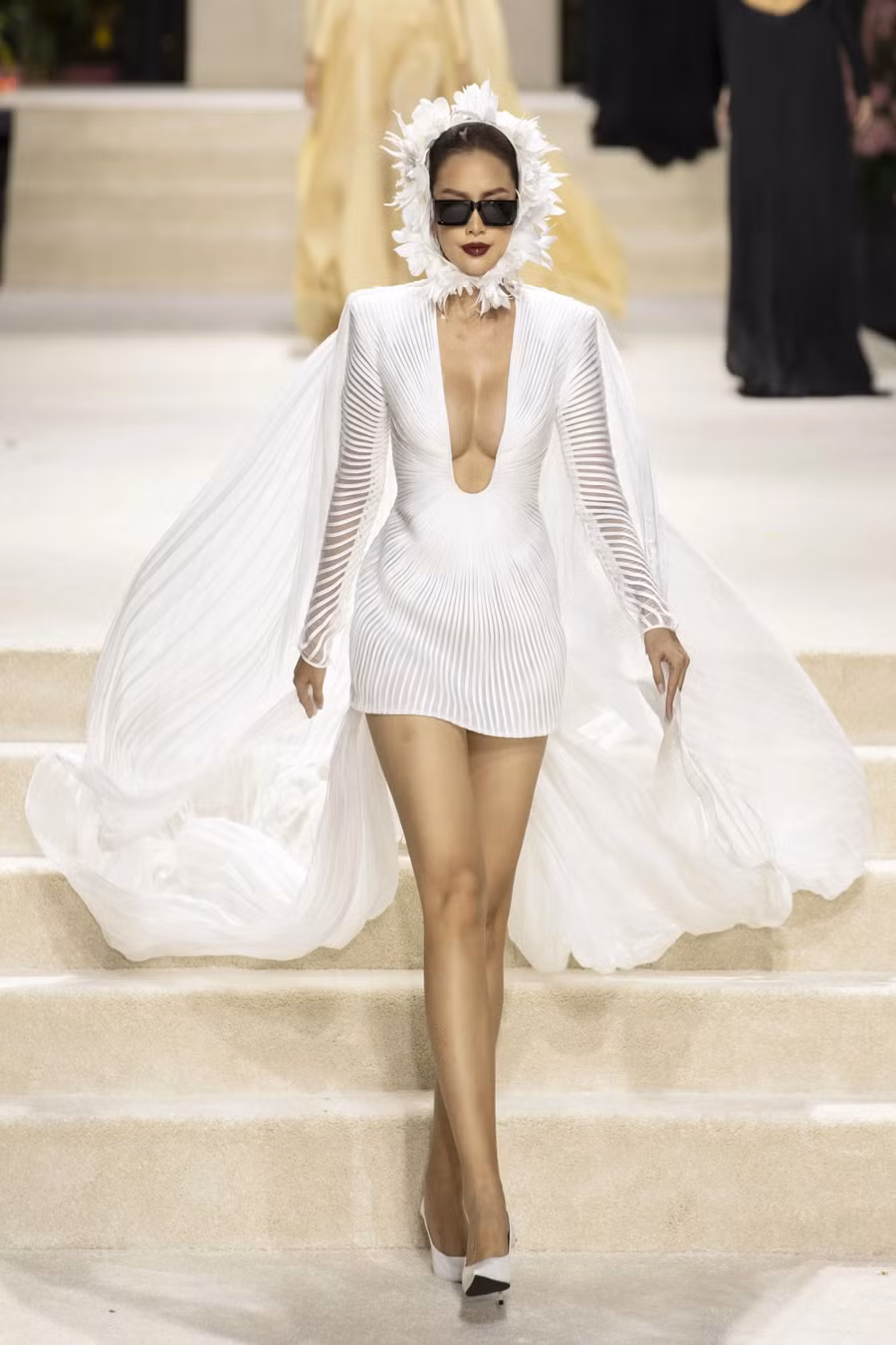 Hoa hậu Ngọc Châu quyến rũ trong thiết kế độc đáo của Công Trí. Ảnh: BTC