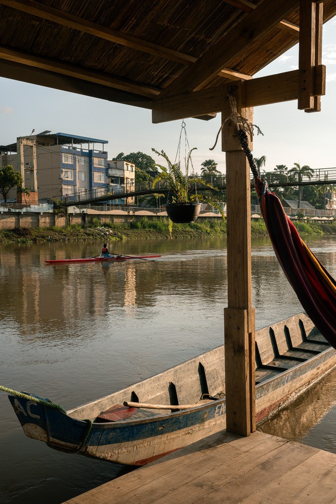 Mặc dù bên ngoài có vẻ thiết kế đơn giản, nhưng ngôi nhà khiến nhiều người phải trầm trồ khi không gian bên trong lại khá nên thơ hữu tình. Các thành viên có thể mắc võng trên hiên để ngắm nhìn cảnh sông nước, tận hưởng những làn gió mát mỗi khi rảnh rỗi. Mặc dù bên ngoài có vẻ thiết kế đơn giản, nhưng ngôi nhà khiến nhiều người phải trầm trồ khi không gian bên trong lại khá nên thơ hữu tình. Các thành viên có thể mắc võng trên hiên để ngắm nhìn cảnh sông nước, tận hưởng những làn gió mát mỗi khi rảnh rỗi.