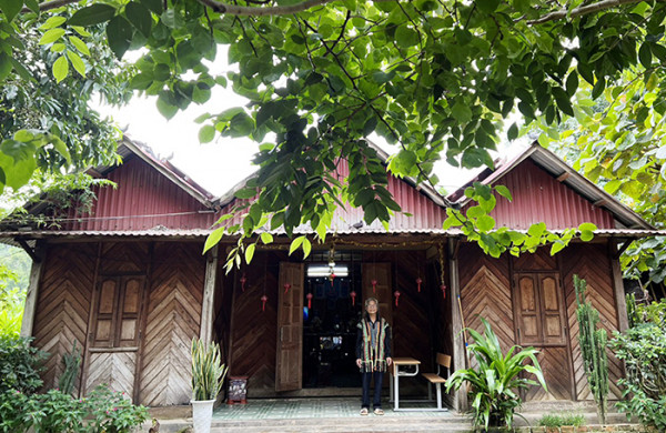 Già Bríu Pố là người có uy tín, là tấm gương sáng để mọi người noi theo.