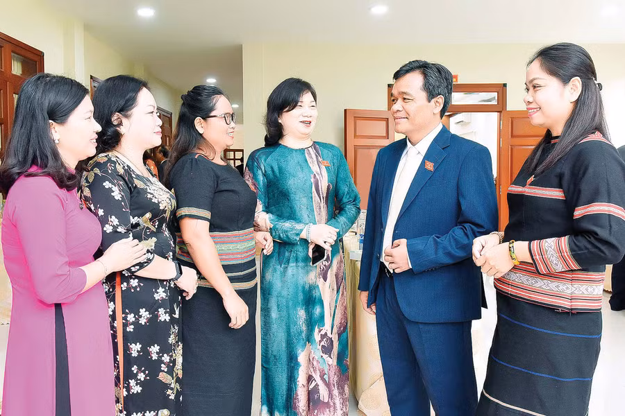 Ủy viên Ban chấp hành Trung ương Đảng, Bí thư Tỉnh ủy, Chủ tịch HĐND tỉnh Hồ Văn Niên trao đổi với các cán bộ nữ. Ảnh: Đức Thụy