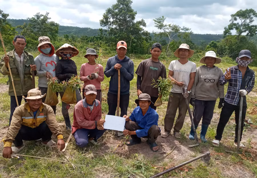 Người dân trên địa bàn thị xã Ayun Pa chuẩn bị trồng rừng năm 2023. Ảnh: L.N