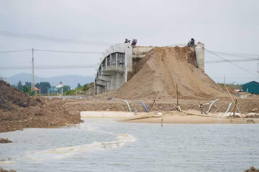 Cầu Cồn Nâm (xã Quảng Minh, TX.Ba Đồn, Quảng Bình) dự kiến cuối năm 2023 sẽ nối đôi bờ vui. Ảnh: Nguyễn Phúc