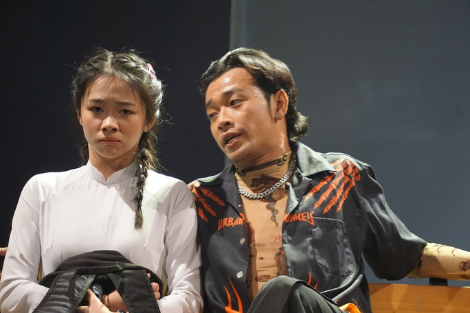 Thu Trang, Tiến Luật làm phụ huynh ác trong vở Ám ảnh - Ảnh 4. Diễn viên Kiều Diễm (vai Ánh Dương) và Hoàng Phi (vai Khải) trong vở "Ám ảnh"