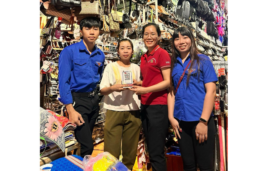 Thanh toán quét mã QR tại các chợ truyền thống đang trở thành xu thế phổ biến. Ảnh: S.C