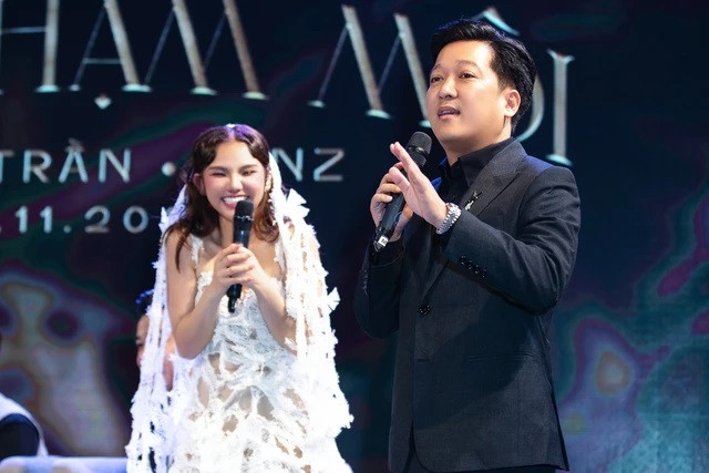 Trường Giang dành nhiều lời động viên, cổ vũ cho Myra Trần. Ảnh: NVCC