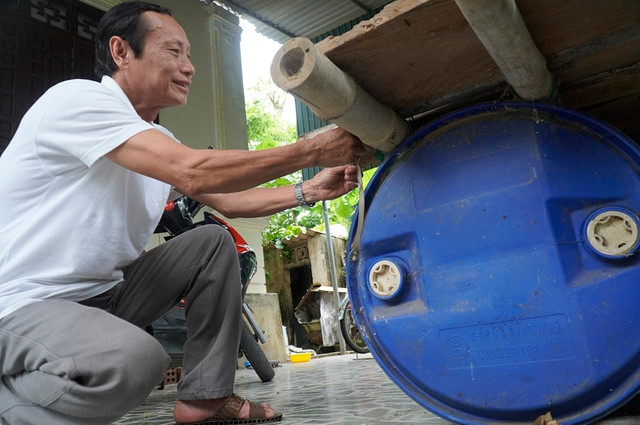 Nhà nào ở Cồn Nâm cũng có đò, bè để tự cứu mình khi lũ tới. Ảnh: NGUYỄN PHÚC