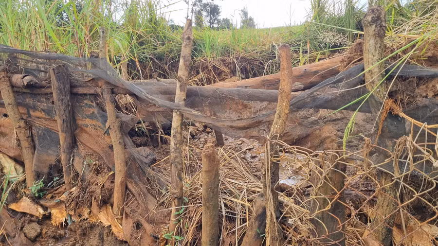 Hệ thống kênh mương nội đồng của làng Bla Trek (xã Kdang) ngày càng xuống cấp. Ảnh: H.P