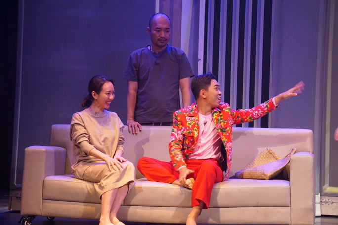 Thu Trang, Tiến Luật làm phụ huynh ác trong vở Ám ảnh - Ảnh 8. Bộ ba Thu Trang, Tiến Luật và Minh Dự tạo tiếng cười duyên dáng trong vở "Ám ảnh"