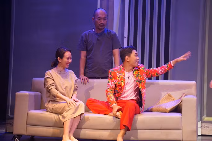 Bộ ba Thu Trang, Tiến Luật và Minh Dự tạo tiếng cười duyên dáng trong vở "Ám ảnh"