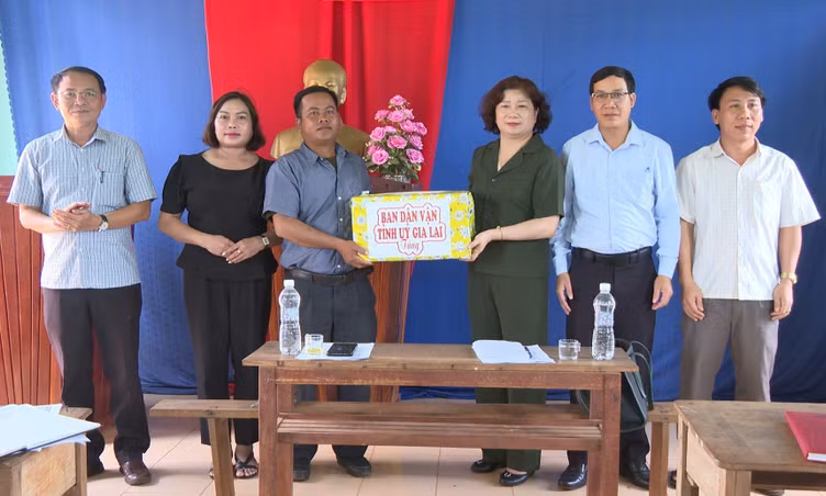 Trưởng ban Dân vận Tỉnh ủy Phạm Thị Tố Hải (thứ 3 từ phải sang) tặng quà cho cán bộ và Nhân dân làng O Ngol (xã Ia Vê, huyện Chư Prông) tại buổi thăm, nắm tình hình hoạt động của mô hình “Dân vận khéo”. Ảnh: K.L
