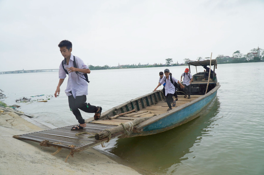 Học trò THCS và THPT ở Cồn Nâm (xã Quảng Minh, TX.Ba Đồn, Quảng Bình) vẫn ngày 2 vòng đi đò đến trường