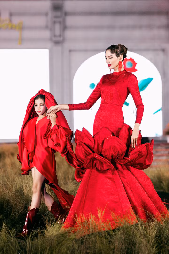 Siêu mẫu Võ Hoàng Yến, Hoa hậu Tiểu Vy lộng lẫy trên sàn diễn thời trang ảnh 8