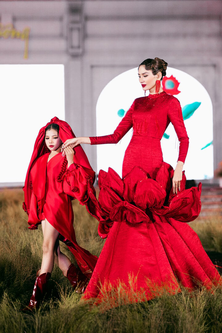 Siêu mẫu Võ Hoàng Yến, Hoa hậu Tiểu Vy lộng lẫy trên sàn diễn thời trang ảnh 8 Siêu mẫu Võ Hoàng Yến, Hoa hậu Tiểu Vy lộng lẫy trên sàn diễn thời trang ảnh 8