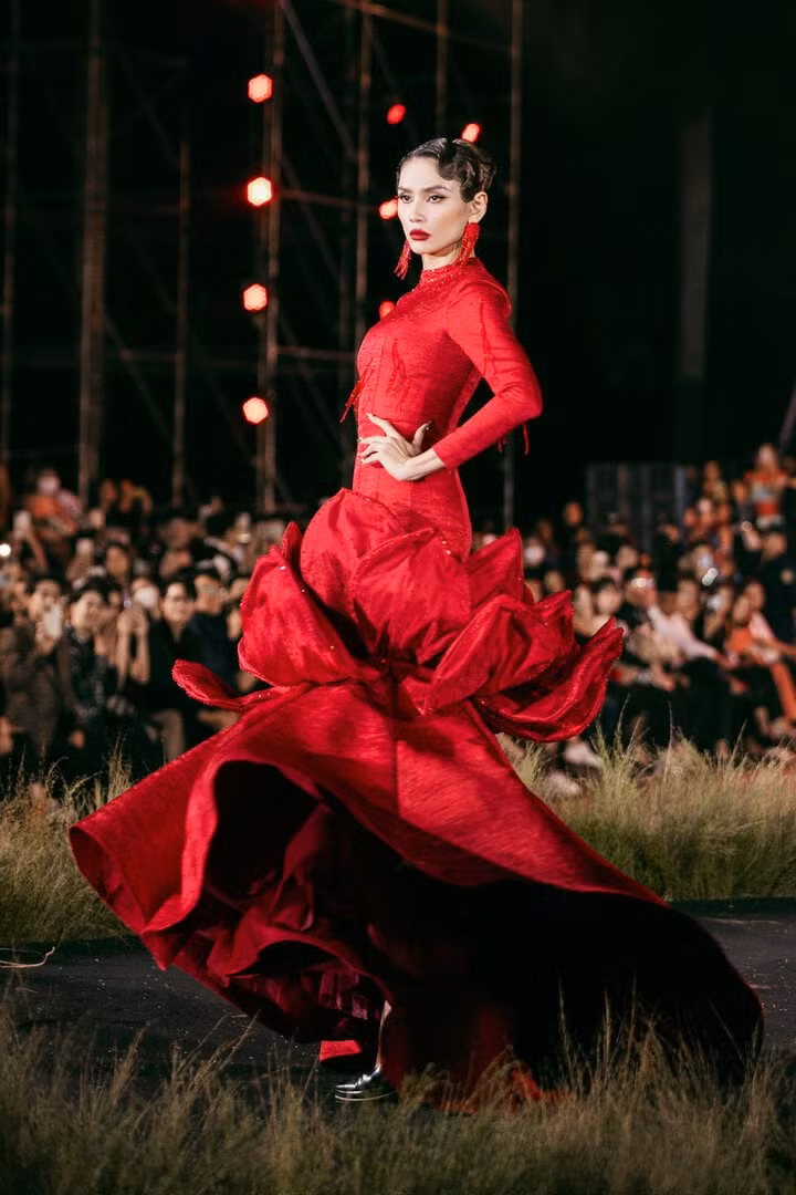 Siêu mẫu Võ Hoàng Yến, Hoa hậu Tiểu Vy lộng lẫy trên sàn diễn thời trang ảnh 2