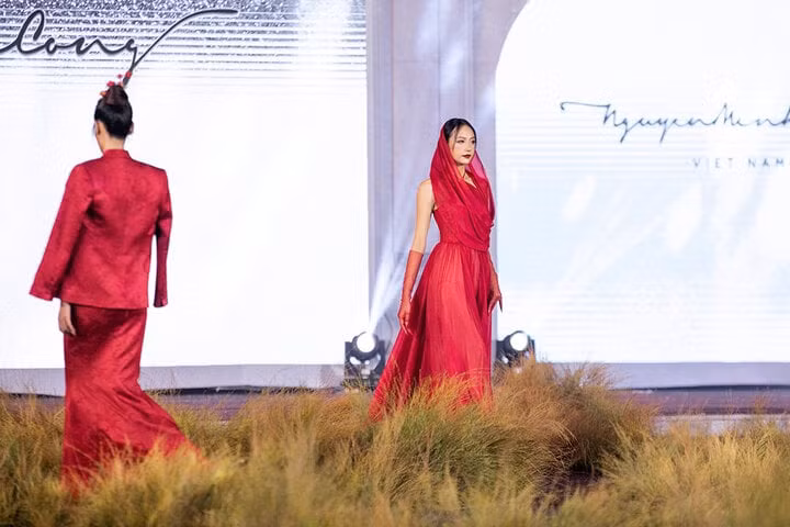 Mang màu đỏ chủ đạo cùng các họa tiết hoa đào làm điểm nhấn, "Mộng đào nguyên" gồm 24 thiết kế với 6 thiết kế nhí được thực hiện bằng các chất liệu mang đậm chất dân gian như lụa, gấm, tơ tằm và cả chất voan lưới đặc trưng của thương hiệu Nguyễn Minh Công.