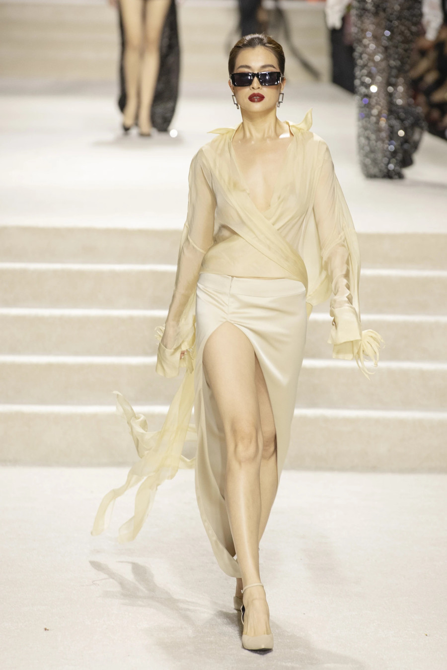 Sau những thiết kế đơn sắc, ở cuối màn trình diễn là những chiếc váy hồng, vàng, đỏ… mang lại nguồn năng lượng tích cực trong giai đoạn chuyển giao năm cũ, đón chào năm mới. Ảnh: BTC Sau những thiết kế đơn sắc, ở cuối màn trình diễn là những chiếc váy hồng, vàng, đỏ… mang lại nguồn năng lượng tích cực trong giai đoạn chuyển giao năm cũ, đón chào năm mới. Ảnh: BTC