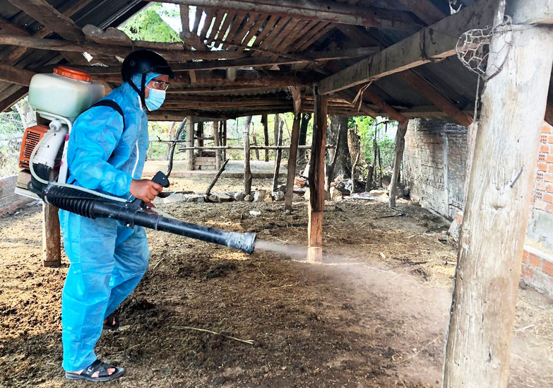 Lực lượng chức năng huyện Krông Pa phun hóa chất khử khuẩn khu vực chăn nuôi gia súc. Ảnh: L.N Lực lượng chức năng huyện Krông Pa phun hóa chất khử khuẩn khu vực chăn nuôi gia súc. Ảnh: L.N