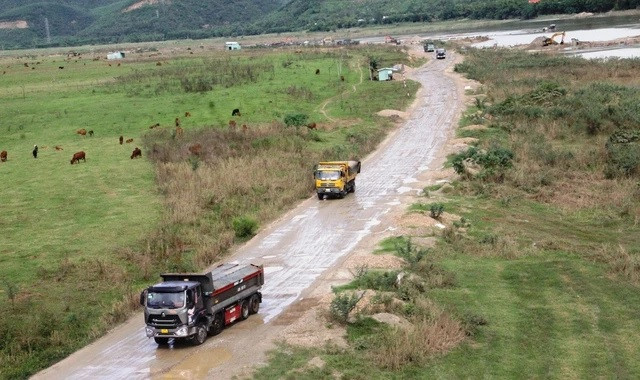Xe tải lấy cát từ mỏ Ngọc Kinh Đông đưa đi bán. Ảnh: MẠNH CƯỜNG Xe tải lấy cát từ mỏ Ngọc Kinh Đông đưa đi bán. Ảnh: MẠNH CƯỜNG