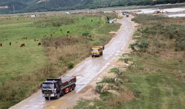 Xe tải lấy cát từ mỏ Ngọc Kinh Đông đưa đi bán. Ảnh: MẠNH CƯỜNG