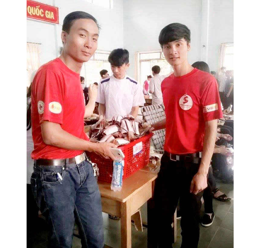 Ngoài hiến máu, Thượng úy Trần Minh Vũ (bìa trái) còn làm tình nguyện viên hỗ trợ các hoạt động nhân đạo. Ảnh: M.N Ngoài hiến máu, Thượng úy Trần Minh Vũ (bìa trái) còn làm tình nguyện viên hỗ trợ các hoạt động nhân đạo. Ảnh: M.N